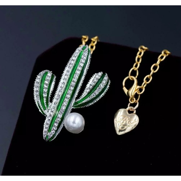 Crystal studded cactus necklace - Picture 1 of 3